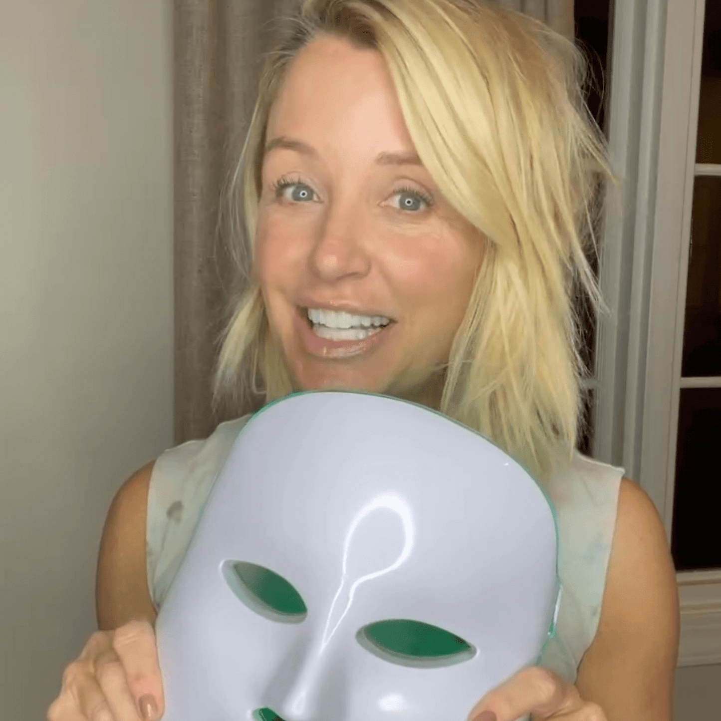 Rejuvenating Photon Face Mask for Radiant Skin Renewal